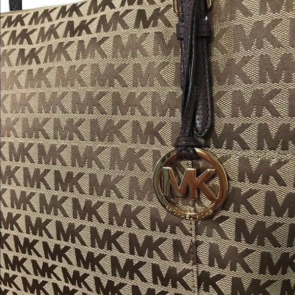 MICHAEL KORS LARGE SAFFIANO LEATHER SHOULDER TOTE - Picture 4 of 8